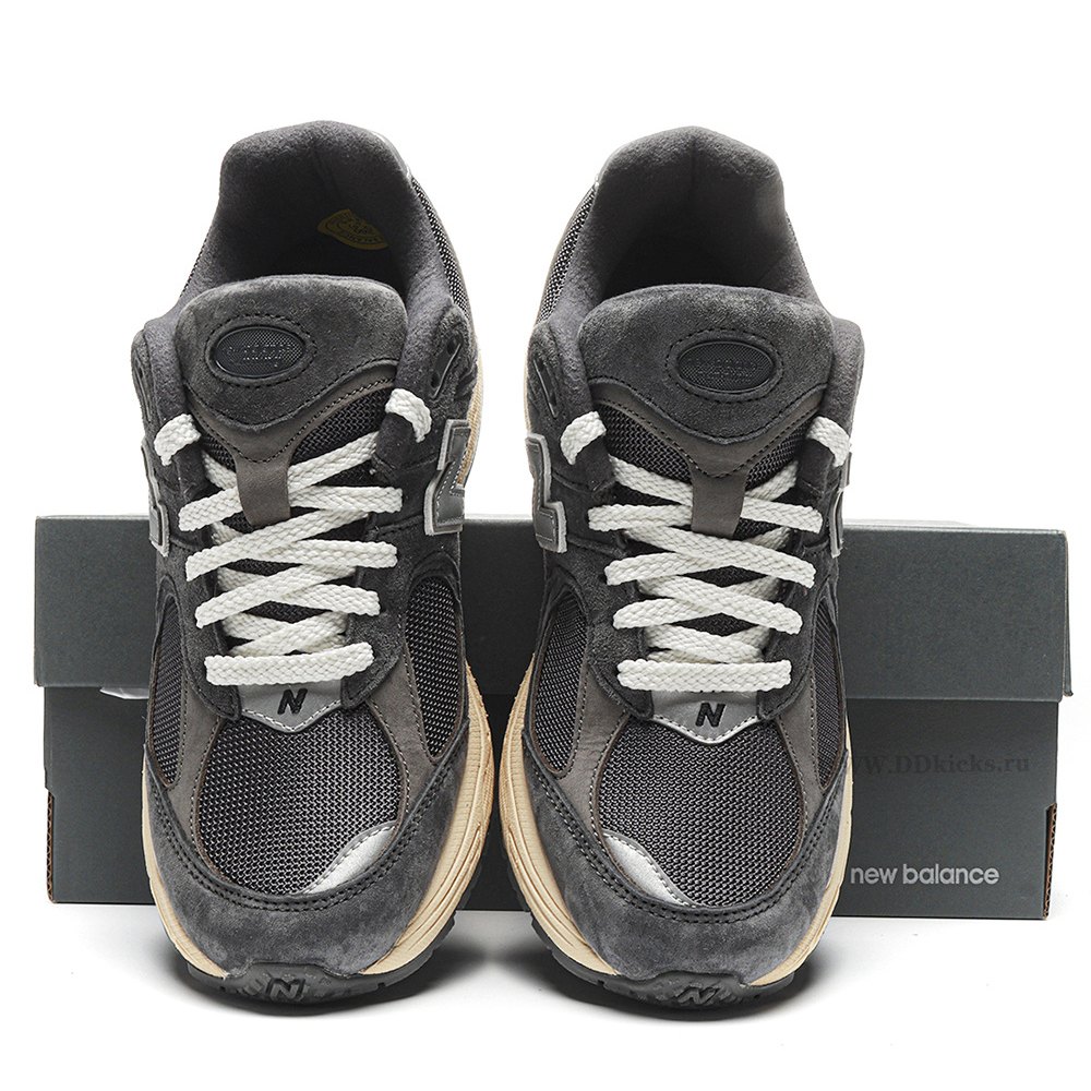 DD  New Balance 2002R Black Dark Grey